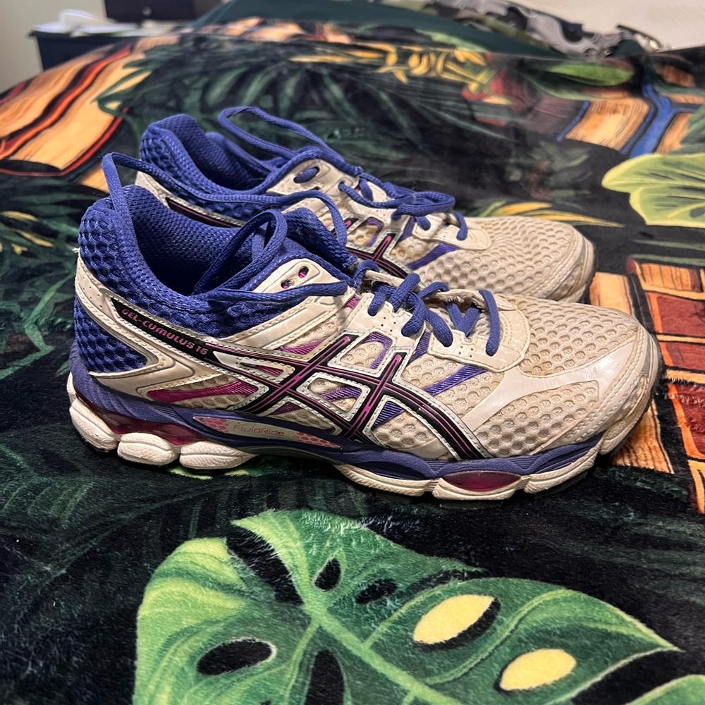 Asics Gel-Cumulus 15 Cream and Purple Sneakers